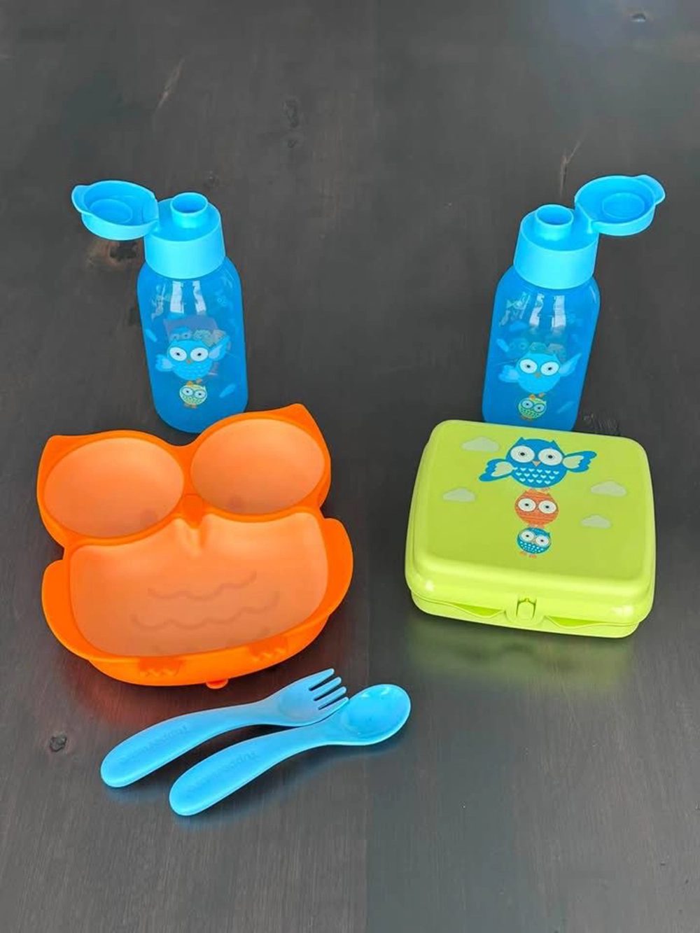 A kids’ Tupperware lunch set
